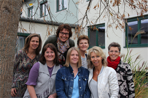 Teamfoto - 7 Frauen des Führungsteams im Grünen
