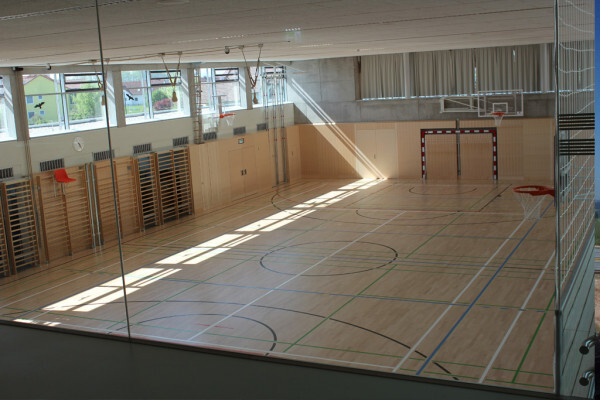 ein großer leerer Indoor-Basketballplatz