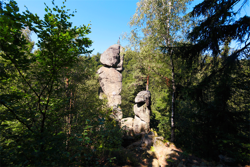 eine Steinsäule aus mehreren großen Steinen, die das Wahrzeichen des Pesenbachtals ist