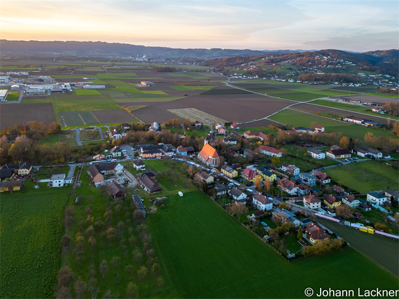 Luftaufnahme des Ortes Pesenbach mit Kirtagständen