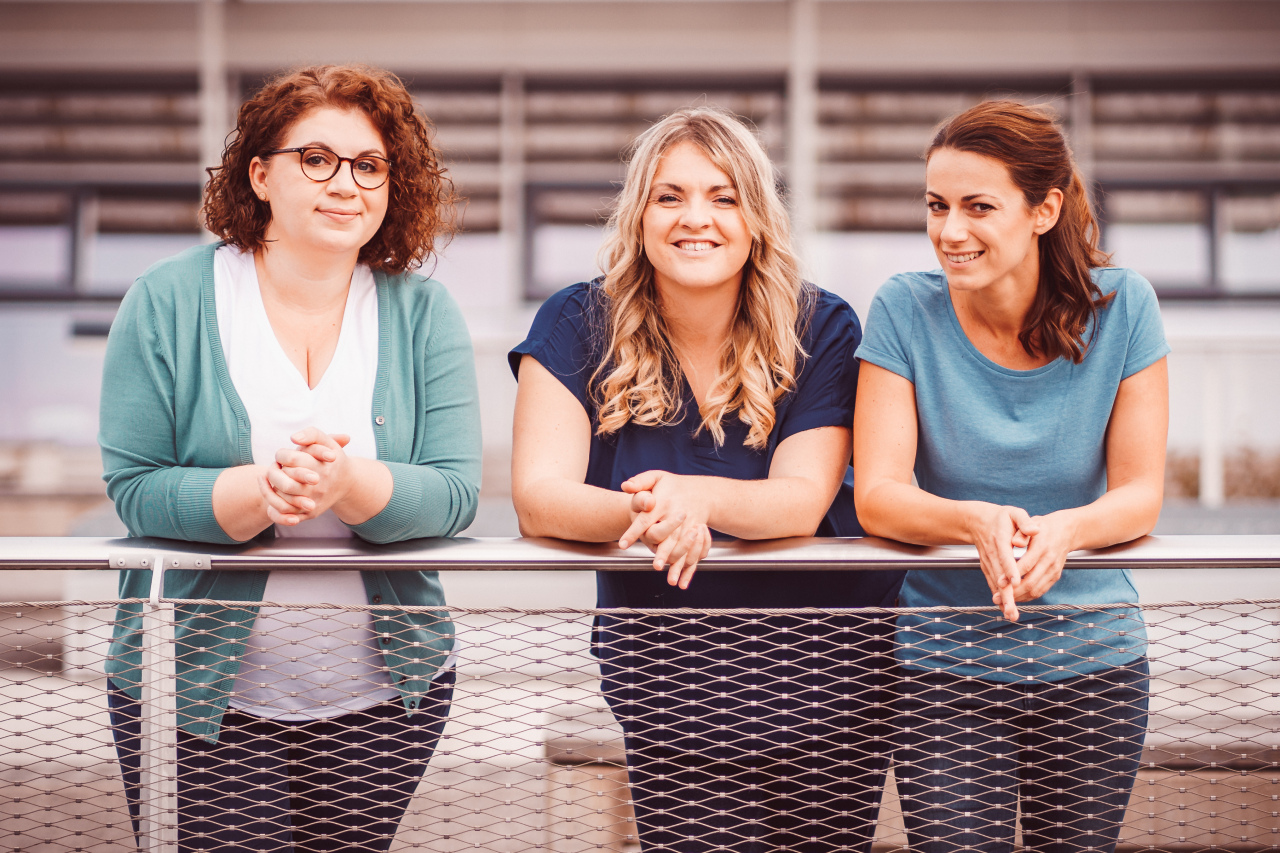 Eine Gruppe von Frauen sitzt auf einer Bank