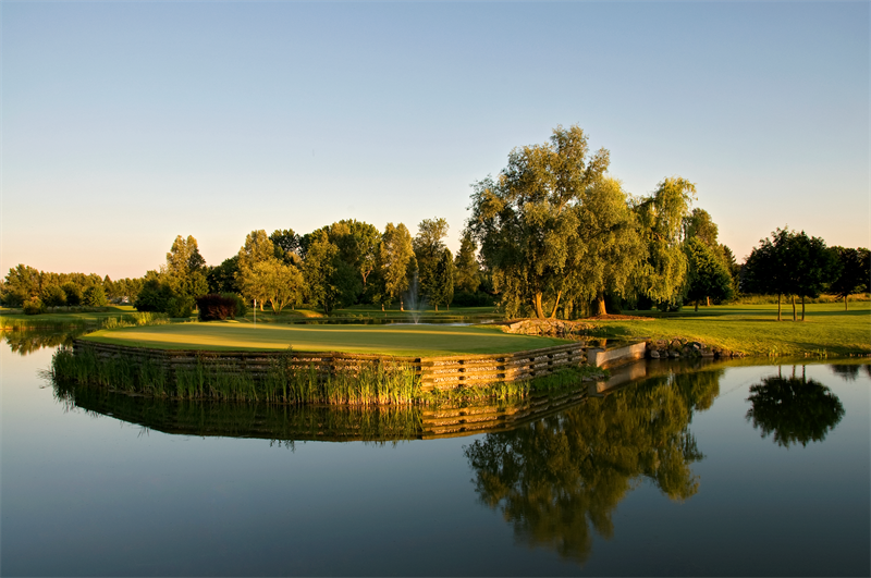 Golfanlage Grünfläche Hole 15 umgeben von Waser