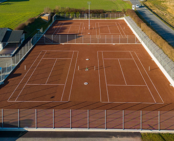 vier Tennisplätze