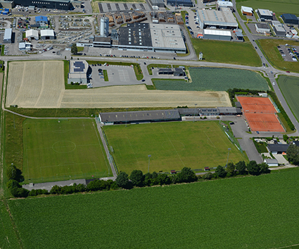 Luftaufnahme von 2 Fußballplätzen und Tennisanlage